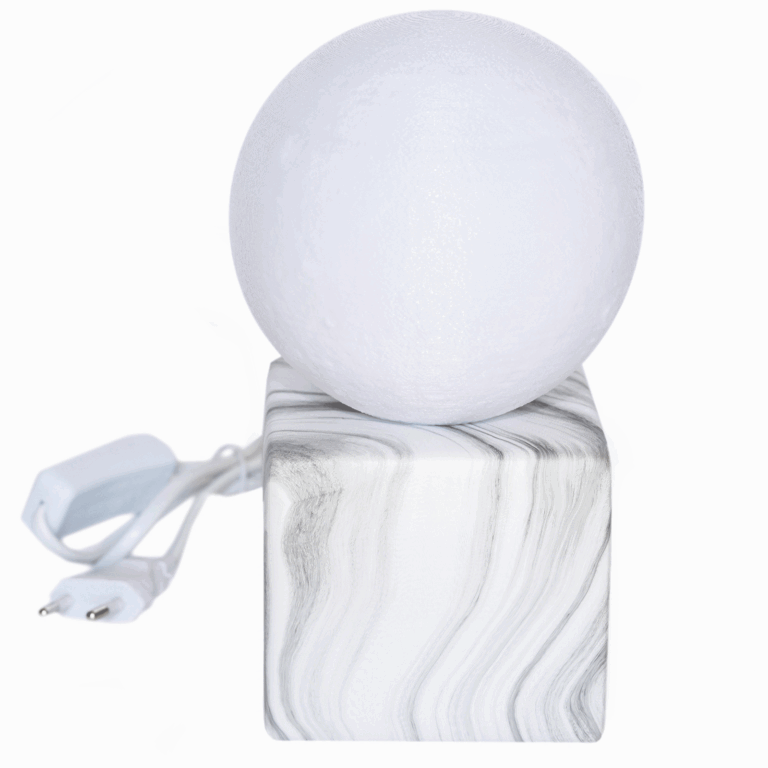 nastolna-led-lampa-3-tsvyata-s-kvadratna-osnova-13751-768x768